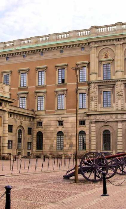 royal-palace-courtyard-1000